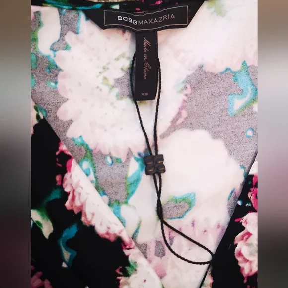 BCBG MaxAzria X-Small Short Sleeve Pink Floral Print Faux Wrap V-neck Dress - Picture 10 of 12